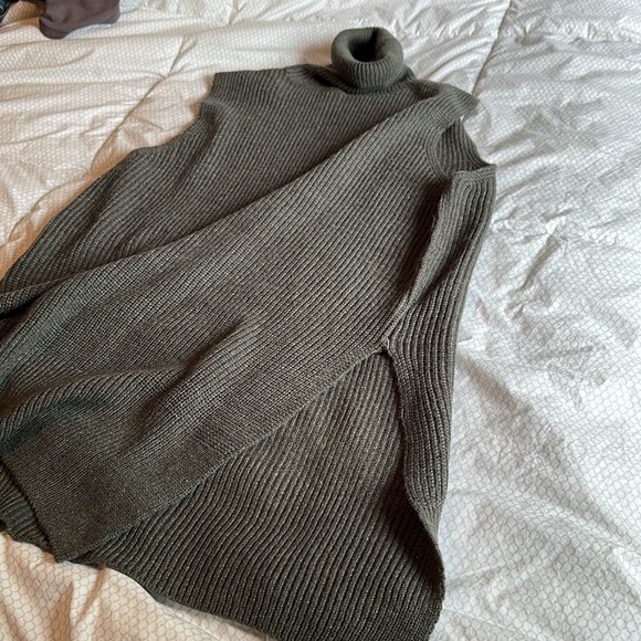 Six Crisp Days - oversized knit turtleneck sleeveless sweater - Picture 2 of 4